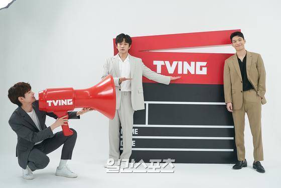 배우 정원창, 김민석, 위하준이 15일 오전 온라인 생중계로 진행된 티빙 오리지널 무비 '샤크: 더 비기닝' 제작발표회에 참석해 포토타임을 갖고 있다. '샤크: 더 비기닝'은 뜻밖의 사고로 소년 교도소에 수감된 학폭 피해자 차우솔(김민석 분)이 종합격투기 챔피언 정도현(위하준 분)을 만나 자신의 한계를 하나씩 극복해나가는 이야기를 그린다. 6월 17일 공개. 〈사진제공=티빙〉