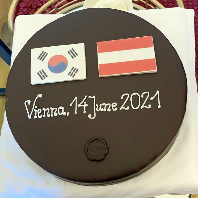 14일(현지시간) 오스트리아 비엔나 쇤브룬궁 1층 ‘그로세 갈레리에’(Große Galerie)에서 열린 오스트리아 제바스티안 쿠르츠 총리 주최 오찬에 후식으로 제공된 한국과 오스트리아의 국기로 장식한 국빈방문 기념 케이크 모습. [사진=청와대]