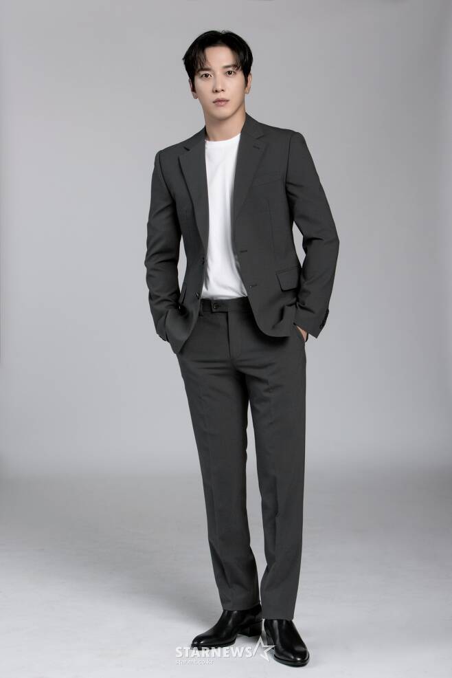 Jung Yong-hwa was well received for his new appearance in the role of a fraudster, a psychic, in the Real Estate.Oh In-bum, played by Jung Yong-hwa, is the most colorful person in the story.Jung Yong-hwa expanded his spectrum as an actor, digesting action, anger, and smoky smoke as well as the face of a crooked fraudster./ Photos provided = FNC Entertainment