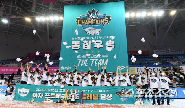 3월 30일 인천 계양체육관에서 열린 2020-2021 V리그 여자부 흥국생명과 GS칼텍스의 챔피언결정전 3차전에서 여자부 최초 트레블을 달성한 GS칼텍스 선수들이 기념촬영을 하고 있다. 인천=박재만 기자