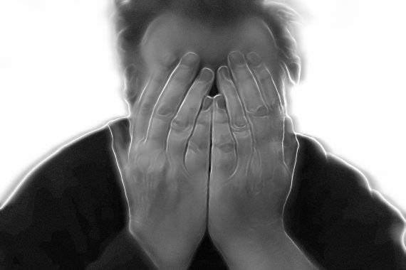 의료사고로 가족을 잃은 유족이 병원을 상대로 소송을 벌여 패소한 사건에서 병원이 수천만원대 소송비용을 유족 측에 청구하는 일이 빈번하다. 법조계에선 '기울어진 운동장'인 전문영역 소송에서 환자유족에게까지 소송비용을 지우는 일이 부당하다는 비판이 나온다. fnDB.