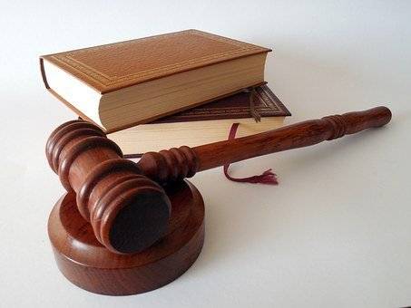 미국 연방대법원은 패소자가 보전해야 하는 소송비용에 변호사비를 포함하지 않는다. 이로 인해 남소가 제기된다는 비판도 있지만, 약자가 패소가 두려워 소제기를 아예 하지 못하는 사례가 줄어든다는 평가다. fnDB.