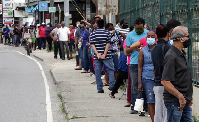 중미 카리브해의 섬나라 트리니다드토바고에서 10일 주민들이 코로나19 백신을 맞기 위해 줄을 서 있다. 카리나지=EPA 연합뉴스