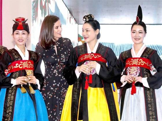 한국 전통무용에 반한 스페인 왕비. 레티시아 스페인 왕비가 지난해 1월 마드리드에서 열린 국제관광박람회에서 한국 무용단과 이야기하고 있다. 왕비는 박람회 주빈국으로 참가한 우리나라의 향발무 공연을 관람했다. EPA