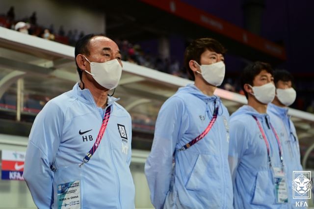그라운드 응시하는 김학범(왼쪽) 감독의 모습. 대한축구협회 제공