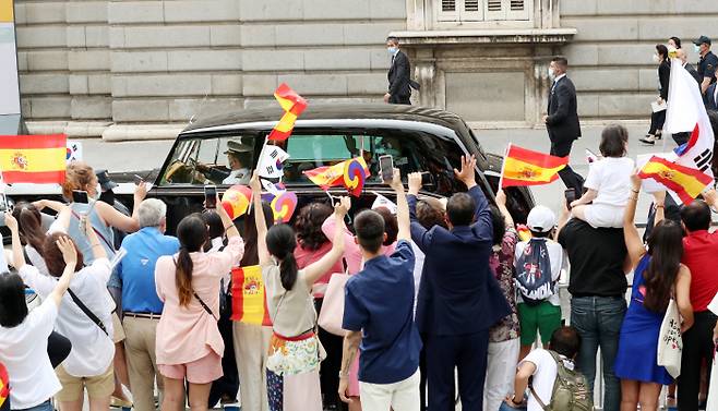 스페인을 국빈 방문 중인 문재인 대통령이 15일(현지시간) 마드리드에서 차량으로 이동하며 교민 등의 환영을 받고 있다.  [사진 제공 = 연합뉴스]