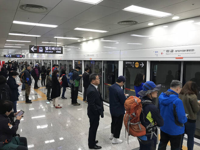 신분당역 미금역에서 승객들이 지하철을 기다리고 있다.(사진=연합뉴스)