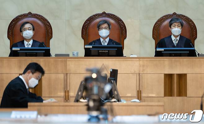 김명수 대법원장 등 대법관들이 17일 오후 서울 서초구 대법원에서 열린 전원합의체 선고에 참석해 있다 2021.6.17/뉴스1 © News1 이재명 기자