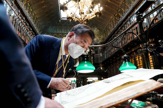 스페인을 국빈 방문 중인 문재인 대통령이 16일(현지 시각) 스페인 마드리드 상원의사당에서 상·하원 합동 연설을 마친 후 상원 도서관을 방문. '조선왕국전도'를 살펴보고 있다. /뉴시스