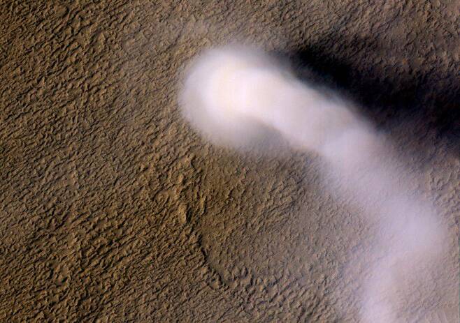 화성 주위를 도는 정찰궤도선(MRO)이 포착한 먼지 폭풍. 높이가 20킬로미터에 이른다./NASA