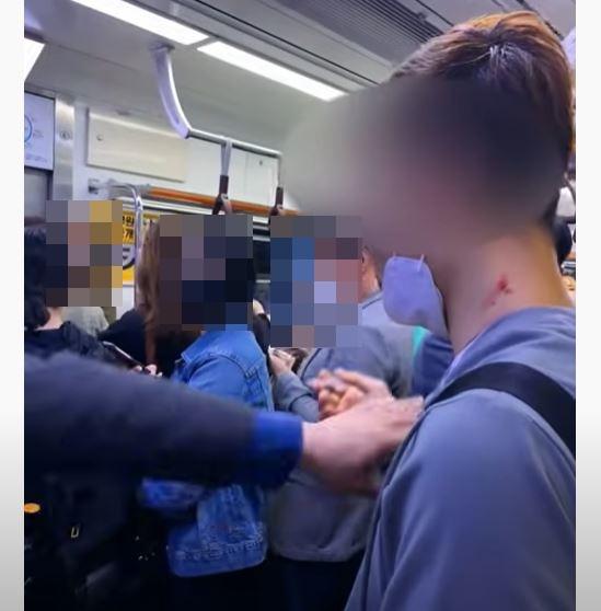 5일 유튜브 채널 '꿈을 꾸는 소년'에 올라온 영상으로, 지하철 4호선 전동차 안에서 한 남성이 담배를 피우고 있고 다른 승객이 이를 제지하고 있다. 유튜브 캡처