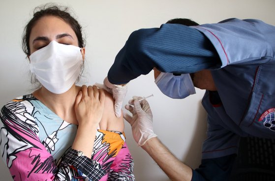 파키스탄에서 보건종사자가 화이자사의 코로나19 백신을 접종하고 있다. EPA=연합뉴스
