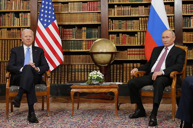 (왼쪽부터) 조 바이든 미국 대통령과 블라디미르 푸틴 러시아 대통령이 16일(현지시간) 스위스 제네바의 고택 '빌라 라 그렁주'에서 첫 정상회담을 갖고 있다. [AP]