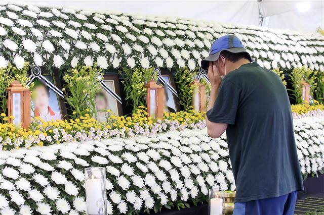 - 15일 오전 광주 동구청에 마련된 학동4구역 재개발 붕괴 참사 희생자 합동분향소에서 최연소 희생자 김군의 아버지가 오열하고 있다.고교생 김군은 지난 9일 동아리모임을 위해 비대면수업인데도 학교를 찾았다가 ‘52번’ 버스에 올라탄 뒤 끝내 돌아오지 못했다. 2021.6.15뉴스1