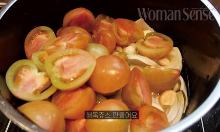 엄지원의 토마토를 끓인 해독주스.