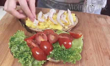 윤은혜의 토마토 닭가슴살 샌드위치.
