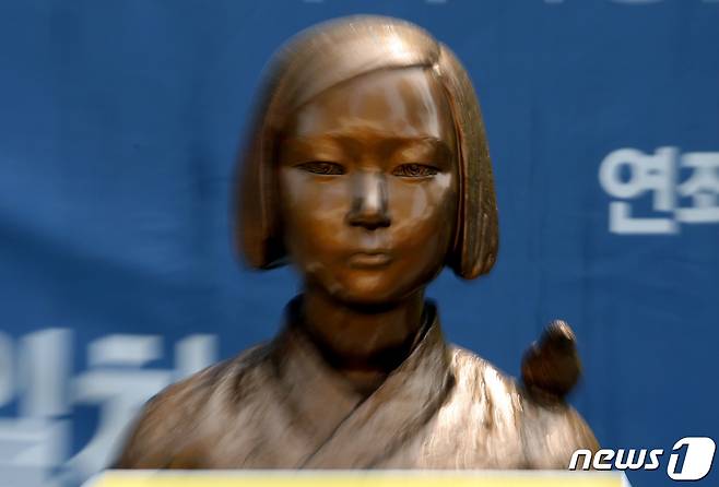 서울 종로구 옛 일본대사관 앞 평화의 소녀상. 2021.4.21/뉴스1 © News1 이동해 기자