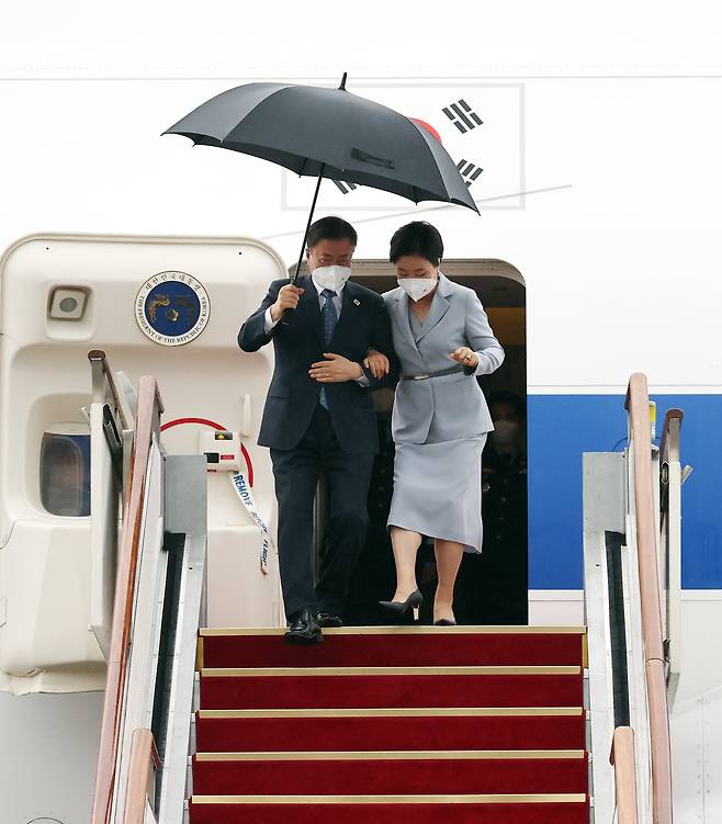 영국 G7 정상회의와 오스트리아, 스페인 국빈방문을 마친 문재인 대통령과 김정숙 여사가 18일 서울공항에 도착, 공군1호기에서 내려오고 있다. 연합뉴스