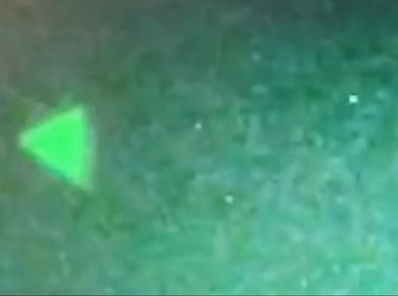 2019년 7월 미국 해군이 촬영한 피라미드 모양의 미확인비행물체(UFO). 미 국방부는 이 영상이 원본이라고 확인했다. [영화제작자 제레미 코벨 유튜브 캡처=연합뉴스]