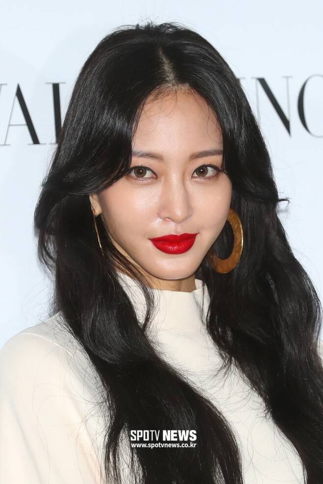 [=] Actor Han Ye-seul has launched a full-fledged legal response against YouTubers, who have appointed lawyers and have fought various personal life-related Disclosure battles.According to officials on January 18, Han Ye-seul recently joined hands with domestic Law Firm.He is said to have completed the preparations for a complaint against Disclosure parties, including the YouTube channel RAND Corporation, which raised personal life allegations about himself and Boy friends.Han Ye-seul agency High Entertainment said, We are in the process of spreading all false facts and responding hard to malicious comments.This raises interest in whether YouTubers who have raised unilateral and indiscriminate personal life allegations about Han Ye-seul will be able to stand in court.Han Ye-seul, who has been suffering from indiscriminate and stimulating personal life allegations, plans to respond strongly to the YouTubers who have caused great damage to him and his surroundings, as well as the evil spirits.Han Ye-seul, who unveiled his 10-year-old boy friend last month, has been plagued by personal life rumors and suspicions since the YouTube channel RAND Corporation has raised one after another.Han Ye-seul said, I will tell you everything. He recently explained the allegations raised through his YouTube channel.In this video, Han Ye-seul denied that it was true that he had dated the former chaebol Boy friend, but that various suspicions, including rumors about Boy friend, rumors about Burning Sun drug women, and past United States of America, were not true.He corrected the Lamborghini Urakan vehicle he had presented to Boy Friend as his own car, which he liked purple.Nevertheless, after Han Ye-seuls explanation, Han Ye-seul continued to raise suspicions about Han Ye-seuls personal life, and Han Ye-seul entered into legal action.Han Ye-seul, who had posted the video and posted the explanation video directly, started acting as he announced his complaint against YouTubers.Han Ye-seul, who had previously donated the amount to be used for litigation costs while reviewing the alleged defamation charges, mentioned the plan in the video at the time.He said he did not respond to the shock of the general public, Boy Friend, after hearing various advice. But I thought that connecting with Burning Sun drugs should be a legal response.I think that the act of inciting the evil spirit, hurting the false facts and trampling on the career is a social assault that is no different from the school.Physical violence is not violence, he said. Please wait for the results. On the 17th, there was a report that the construction company using Han Ye-seul as Model deleted the model photo, and the happening that was revealed as an misinformation occurred.It is embarrassing, it is not true, the agency and construction company said. We can confirm online advertising as well as large electric signboard advertising.It has been confirmed that other advertisements such as beauty, jewelry, and liquor, which used Han Ye-seul as Model, have not changed.=