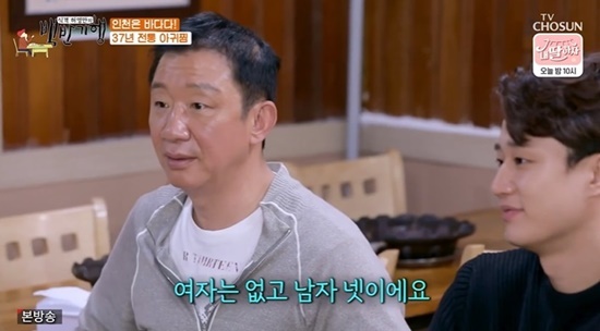 Hur Jae thanked his wife for raising two sons as basketball players.In the TV drama White Travel broadcasted on the 18th, basketball coach Hur Jae and big son basketball player Heo Young went on a gourmet trip to Incheon.They visited the traditional 37-year-old house of the Incheon-style Haejangguk in 75 years, and Huh Young-man said, My wife would have suffered a lot.Hur Jae said, Yes, I retired in 2004, and in 2014, Woong made his professional debut. He expressed his gratitude to his wife, Lee Mi-soo, who supported him and his children.Hur Jae then said, There are no women in my house, only four men, and Heo Young laughed in a panicked manner.Hur Jae said: My personality is not like a woman; Ive turned into a male personality when Ive raised two sons.I have been watching my Kyonggi since my children were young, he said. My wife has done all the hard things to be a woman. Huh Young-man, who listened to Hur Jae, admired Heo Youngs appearance once again, saying, Did not the sons look so beautiful because they resembled his wife?Huh Young-man praised Heo Young for his first greeting and a lot of improvements and his appearance that was different from Hur Jae.Huh Young-man asked Hur Jae and Heo Youngs main building, saying, Is it Yangcheon Huh? And laughed at the words of Yangcheon Huh, saying, It is my last meeting today.Hur Jae timidly complained to Sons appearance praise, saying, Every face around me is like my mother again, and all the bad things resemble me.Hur Jae also praised the friendship between two sons Heo Young and Huh Hoon, and Heo Young acknowledged it, but said, If you are a rival to the actual Kyonggi, you will play to die each other.Then the winner called and did not answer the phone. I do not answer, he said, giving a glimpse of the two cool people in the exercise.White Half Travel airs every Friday at 8 p.m.Photo = TV Chosun Broadcasting Screen