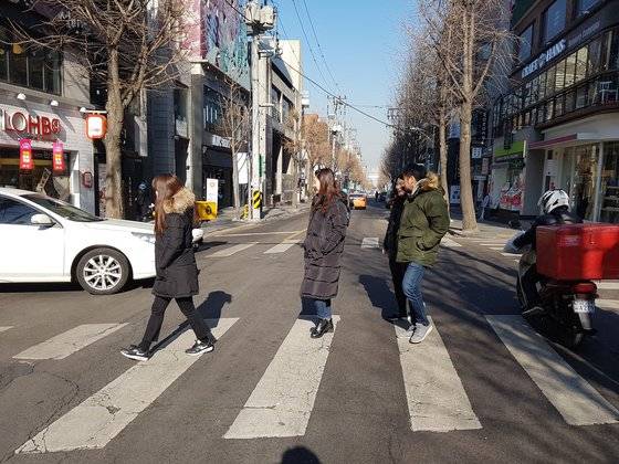 임대료가 높아지면 자본력이 있는 대기업 프랜차이즈가 길거리를 점령한다. 사진은 가로수길 전경. 중앙포토