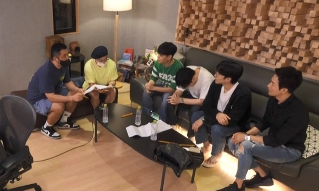 The first recording scene of Naul & Young Juns Know Me will be released with members of Hangout with Yooooo MSG Wannabe Normal Motive (Kim Jung-soo, Jung Gi-seok, Yi Dong-hwi, Lee Sang-i).Naul will appear on the air in about 20 years and will be directing the recording directly.MBC Hangout with Yooooo (director Kim Tae-ho, Yoon Hye-jin, author Kim Yoon-jip, and writer Choi Hye-jung), which will be broadcast on June 19, will release the recording scene of MSG Wannabe M.O.M and Jung Sang-dongs debut song.In the photo released, the members of the group are drawn to the public with a lot of nervous members of the group, and before them, Naul, a composer of the group Who Knows Me, and Young Joon, a lyricist, sit in front of them.Tensions, trembling and awkwardness seem to be swirling among those who have faced for the first time since their debut song was confirmed.Brown Eyed Soul Naul will appear on the air in about 20 years, and will show reversals that have not been seen anywhere.Yi Dong-hwi, who is acquainted with Naul & Young-joon in the normal motive, asked MSG Wannabe why he gave the song.In the story of Naul and Young Jun, the members of the normal motive showed a shy figure without knowing their body.When the full-scale recording of the person who knows me began, Naul admired the talents of the members of the normal motive, and especially said that he poured praise to one member, I should do Skout.