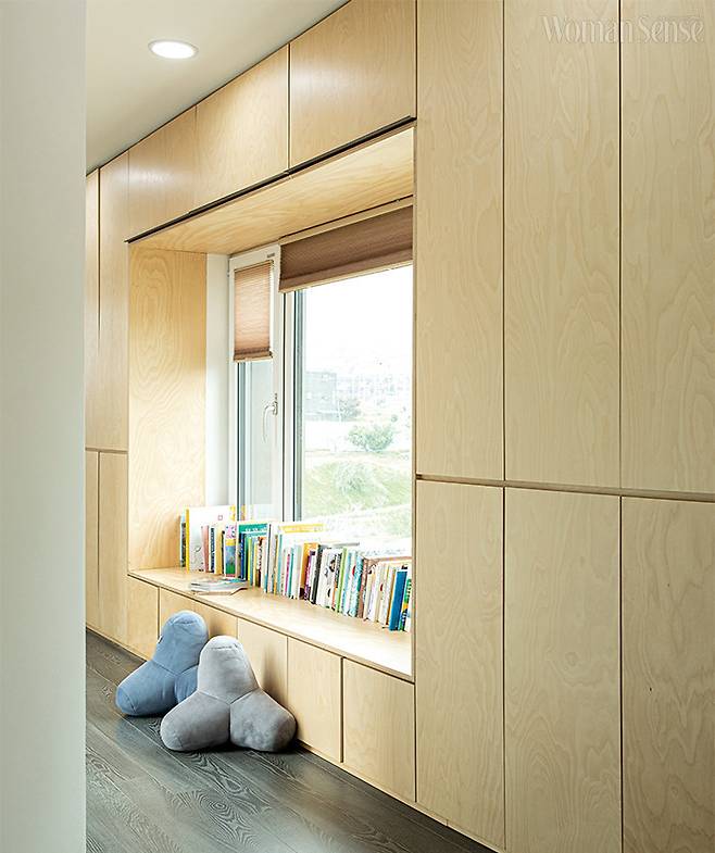 2층에 위치한 윈도 시트. 책을 읽거나 휴식을 취하고 수납장으로도 활용한다.