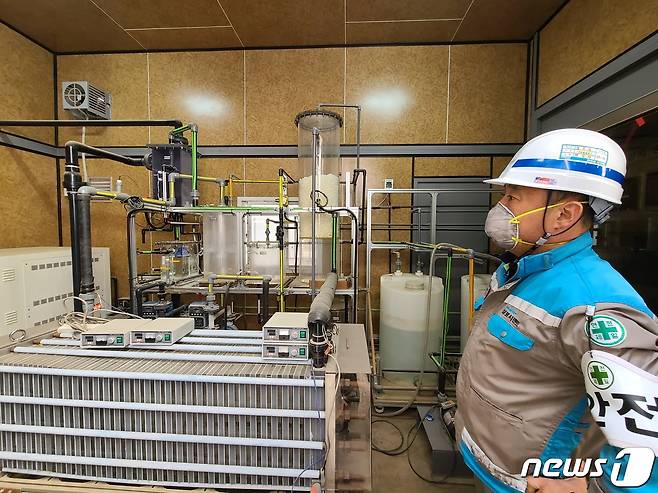 백승재 삼표시멘트 품질팀장이 강원 삼척 삼표시멘트 공장에서 신기술을 설명하고 있다. © 뉴스1 조현기 기자