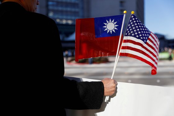 대만 국기와 미국 성조기. [로이터=연합뉴스]