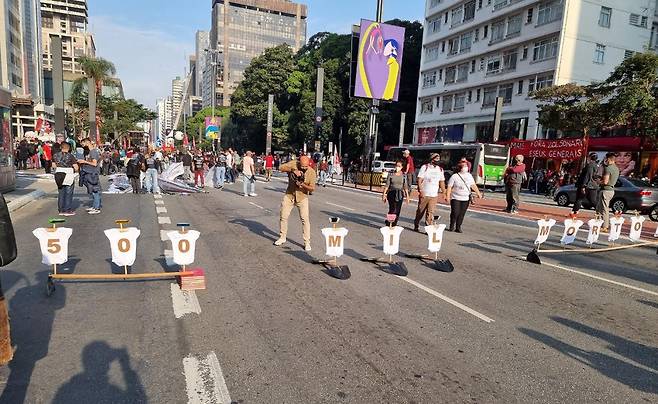 브라질 코로나19로 50만 명 사망 (상파울루=연합뉴스) 김재순 특파원 = 19일(현지시간) 상파울루시에서 벌어진 반정부 시위에 코로나19 사망자 50만 명에 대한 애도를 표하는 자리가 마련됐다.