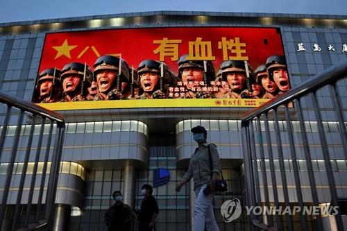 베이징의 중국군 홍보물 [AFP=연합뉴스 자료사진]