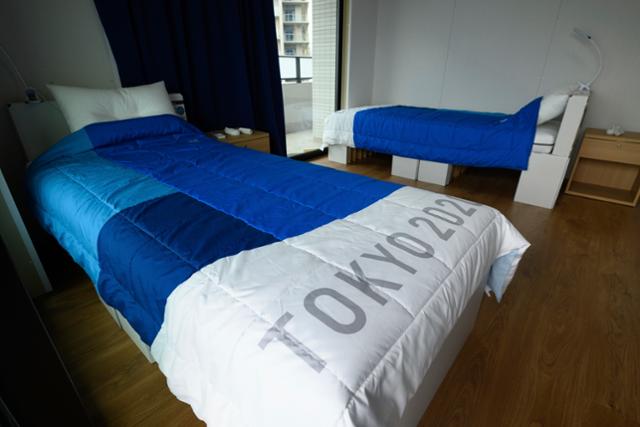 20일 보도진에 공개된 도쿄올림픽 선수촌의 침실 모습. 도쿄=AP 연합뉴스
