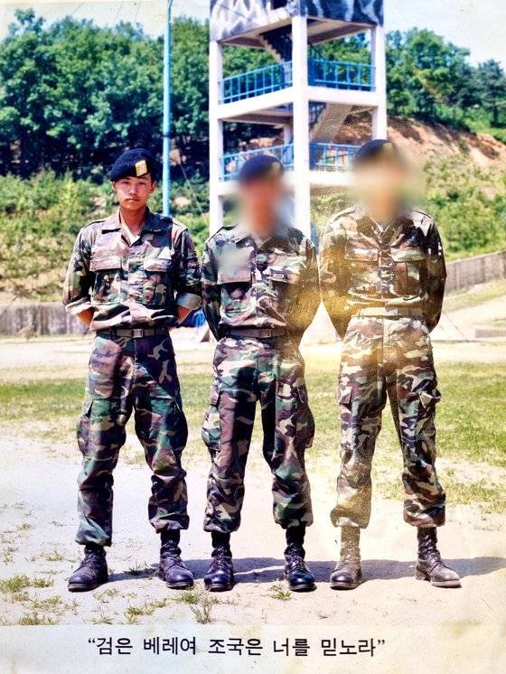 1998년 6월 10일 특전교육단 공수교육장에서 이준호(44·왼쪽)씨가 동기들과 함께 촬영한 사진. 신체검사 1급을 받고 특전교육단에 차출된 이씨는 조리병 업무를 수행하는 과정에서 정신질환을 얻게 된다. 이가람 기자