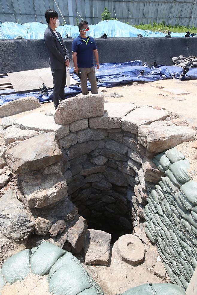 옛 의정부 터에서 발굴된 우물 터. 우상조 기자