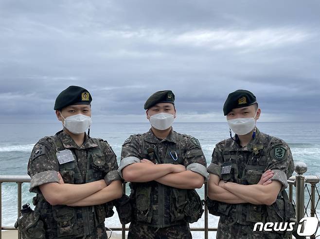 해안 경계근무 중 전복 어선을 발견해 구조를 도운 육군 23사단 장병들. 왼쪽부터 김지민 상병, 심은우 하사, 김오성 상병.(육군 23사단 제공) 2021.6.22./뉴스1