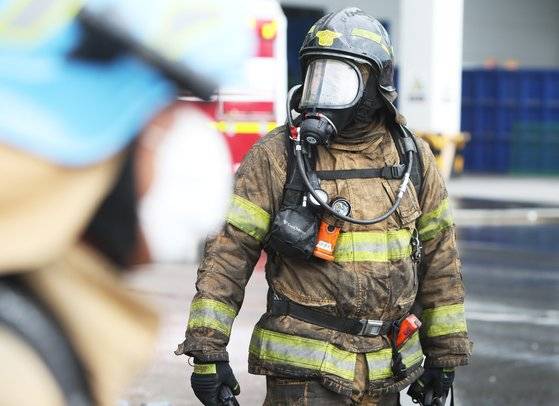 지난 17일 오전 화재가 발생한 경기도 이천시 마장면 쿠팡 덕평물류센터에서 화마와 사투를 벌인 소방관들이 이동하고 있다. 연합뉴스