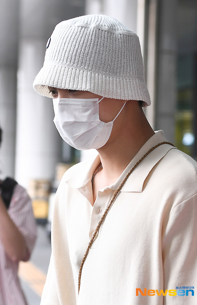 Singer EXO (EXO) Kai returned to Korea through the Gimpo International Airport domestic terminal in Gangseo-gu, Seoul after finishing shooting the Jeju Island entertainment on the afternoon of June 23.