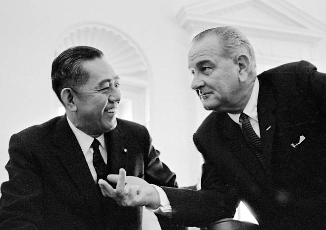 1965년 1월 13일 열린 미·일정상회담. 사토 총리(왼쪽)가 존슨 대통령 앞에서 활짝 웃고 있다. 출처:The Lyndon B Johnson Presidential Library, Austin, Texas.(LBJ도서관)