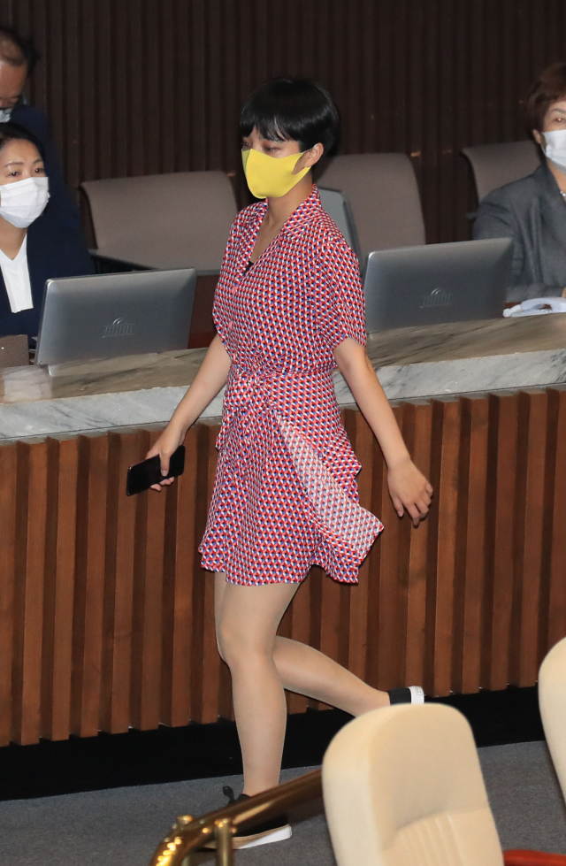지난 2020년 8월 4일 류호정 정의당 의원이 서울 여의도 국회에서 열린 본회의에서 붉은색 원피스를 입고 걸어가고 있다. /연합뉴스