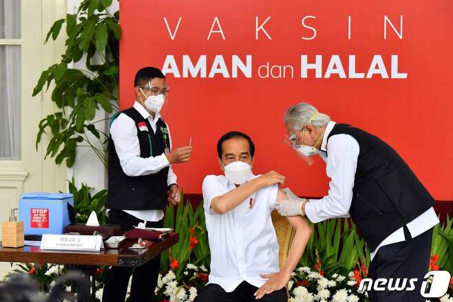 조코 위도도 인도네시아 대통령이 13일 (현지시간) 자카르타의 대통령궁에서 중국 시노백사의 코로나19 백신을 맞고 있다. © AFP=뉴스1 © News1 우동명 기자