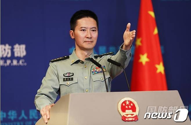 중국 국방부 대변인이 정례기자회견을 하고 있다(중국 국방부 갈무리)© 뉴스1
