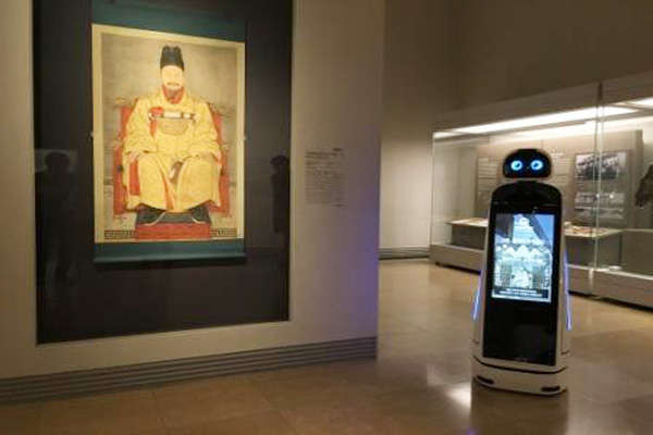 국립중앙박물관에서 전시 설명을 하는 큐아이 로봇의 모습.(사진=문화체육관광부)
