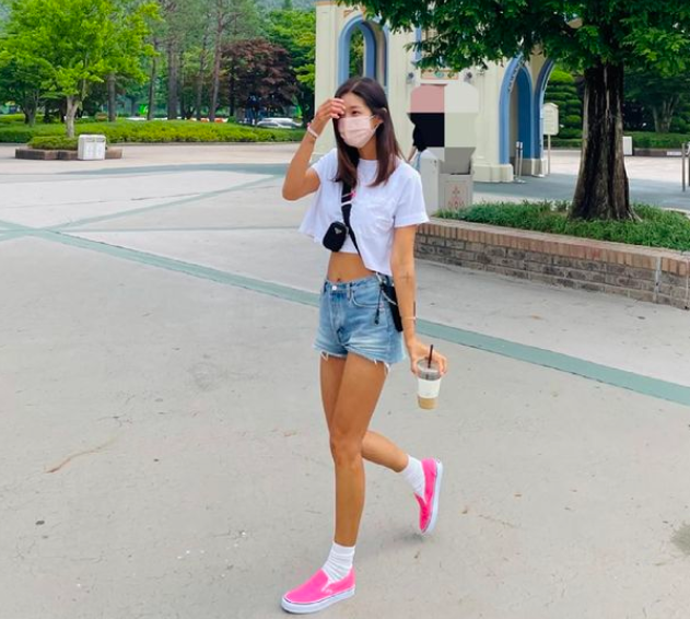 Actor Kim Bin-woo flaunted her slender figure in the photoKim Bin-woo posted two photos on his Instagram on the afternoon of the 24 Days, with a short comment saying healing time. happiness.The photos posted together show Kim Bin-woo standing on Walking Road and taking pictures.Kim Bin-woo matched her blue short pants and a white crop T-shirt on the day, which was revealed by the Horny Family, but she is not a sloppy one.Meanwhile, Kim Bin-woo married a businessman in 2015 and is raising one male and one female.Kim Bin-woo SNS