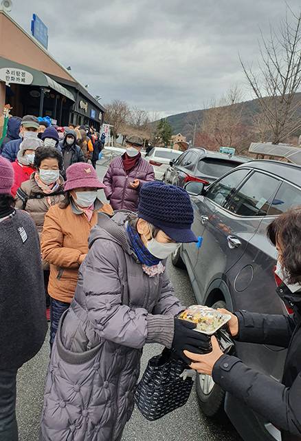 ▲고한역에서 한 종교단체가 카지노 노숙자들에게 사랑의 도시락을 전달하고 있느 모습. ⓒ프레시안(홍춘봉)