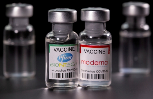 미국 제약사 화이자(왼쪽)와 모더나의 코로나19 백신이 나란히 놓여 있다. 로이터 연합뉴스