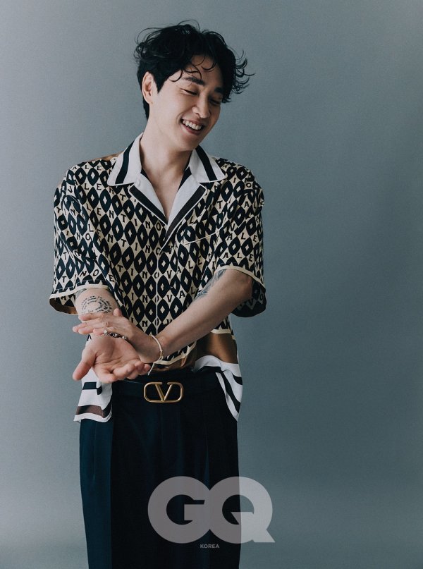 Lee Seok Hoon has emanated a unique soft charisma in the July issue of the fashion magazine GQ, which was released on Monday.Lee Seok Hoon in the picture perfectly digested various dresses from casual costumes to sophisticated suits.In addition, he showed the tattoos engraved all over the body and completed a picture with a fascinating atmosphere.Lee Seok Hoon has recently been enjoying the prime of his career as a SG Wannabe reverse, a musical Marie Antoinette sold-out record, and a Wonderful Radio Lee Seok Hoon radio DJ after appearing on MBC entertainment program What do you do?Lee Seok Hoon told an interview with Zikyu: Im trying not to get swept away now, I need to be resolute and I need to be tight.I think I have a lot of troubles and I am honestly lucky, he said. I think success is just luck.I do not neglect singing practice or keep my body in order to prepare for the time when such luck does not come, he said.Asked about the days when he was most brilliant, he said, It is the moment when Joo Won was born that I experienced the greatest happiness and thrill as a person, and now as a singer.I have never received much public attention like these days. It was a steady singer, a good singer, this much. Lee Seok Hoon, who is worried about how to repay the love he received from his fans, predicted that he will show a different appearance as a musical actor.In Marie Antoinette, he played the role of Count Axel von Ferzen, a nobleman and soldier.Most people think of a soft image of me, and I think I will show you a more serious look.I started with the practice of stretching my shoulders and walking, and I am more concerned with the part that conveys the song than the usual soft singing. Lee Seok Hoon is continuing his musical career in various fields as well as SG Wannabe activities as a solo singer and musical actor, and is about to open musical Marie Antoinette on July 13th.More pictorials and interviews by Lee Seok Hoon can be found in the July issue of Zikyu.