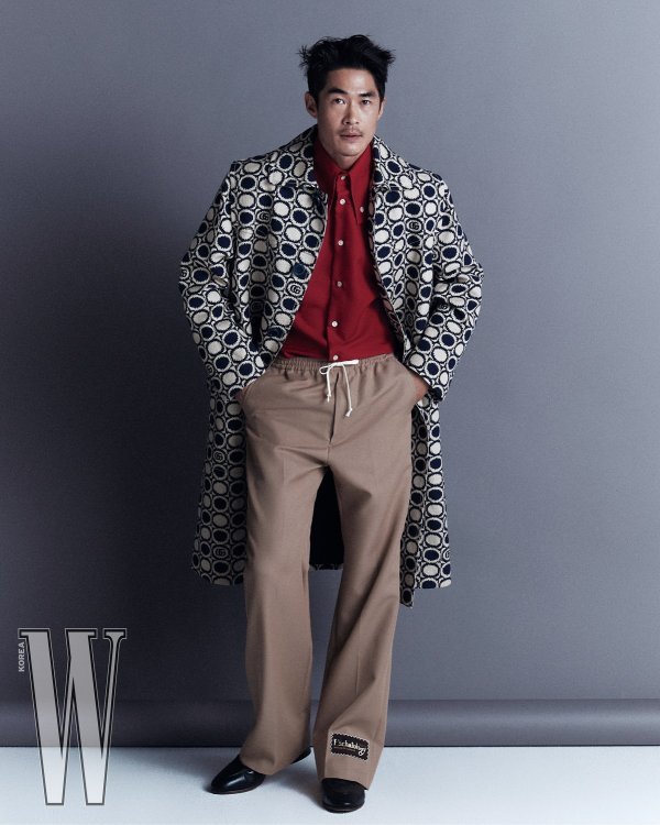 A fashion picture with EXO Kai and model Bae Jin-nam was released.Kai and Bae Jin-nam, which featured the July issue.First, Kai showed a sophisticated and boyish look by matching white Eton sneakers with blue color GG multicolor wool cotton cardigan and print details.In addition, it combines with collections such as green-multicolor knitwear with Argyle pattern, check shirt with light blue - RED color, and small multicolor check top handle tote bag with embroidery detail, and produced a stylish pictorial image.Bae Jin-nam also attracted attention by attracting attention by digesting the collection of RED silk shirts with GG motifs and bow details, Blue organic denim pants, white - Blue - multicolor allover sequin pants.The video that shows the wit and charm of the two can be seen through the July issue of <W. Korea> and SNS channel.