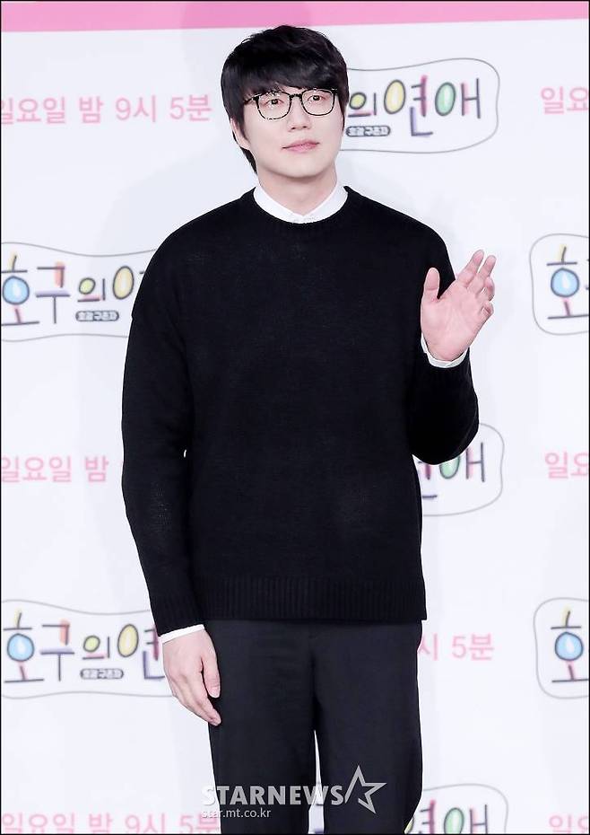 Sung Si-kyung, who was communicating with fans through YouTube live streaming with fans on the 24th, opened his mouth about the recent Gaslighting controversy.Earlier, a netizen posted a message to Community and the Blue House National Petition, saying that he was Gaslighting by Sung Si-kyung.Mr. A, who wrote the article, insisted that Sung Si-kyung stalked him and Gaslighted him from last spring.However, Mr. As writing lacked credibility and received only 51 consent over 20 days.Sung Si-kyung also did not respond much, and the netizens who responded to it responded that it was absurd.I saw a lot of comfort this time, and I was told that I was doing Gaslighting, Sung Si-kyung said.How to answer is also ambiguous. He may be watching this broadcast. He may think that he is talking to me again.Sung Si-kyung said, I did not answer because I did not want to get a article. I was told that I did not answer it inevitably. What is there to answer?I will answer if there is one truth. Sung Si-kyung said, I thought it would be difficult around. I knew it originally and I could know the fans who saw SNS. I think it would be better for him to get treatment.I might think it was Oji, but I thought that I had the right to say that because he hurt me. Sung Si-kyung said, I do not talk about this in the first place. If you stop, it will be good. If you do not stop, I will let you get treatment.Im continuing to ask Lawyer, he said, with a firm attitude.Sung Si-kyung said: I think its better to say, Can I help you rather than Give me up - those who want to be scolded are evil evil evil spirits.This person is more frustrating than hate, he said.Finally, Sung Si-kyung said, You commented on YouTube again.I can not stop it, so if I wait and get a Lawyer contact, I think it would be good to have to get treatment. Sung Si-kyung also made a step for those who create perception rumors that plague him.Sung Si-kyung said, This is a person who believes that he is sincerely and does not have any malice. Worse, he edits the video and makes a perception captain and is evil.People who are worse than this are worse people, and they will not stop until they retire.I will continue to find out that I have given some of my money to Lawyer because others are tithes. This is not hard, it was a little harder when I came to the coordinates and cursed them, and it was more annoying because it was malicious, Sung Si-kyung said.