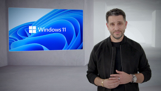 파노스 파네이(Panos Panay) 마이크로소프트 최고제품책임자가 윈도우 11을 공개하고 있다. MS 제공